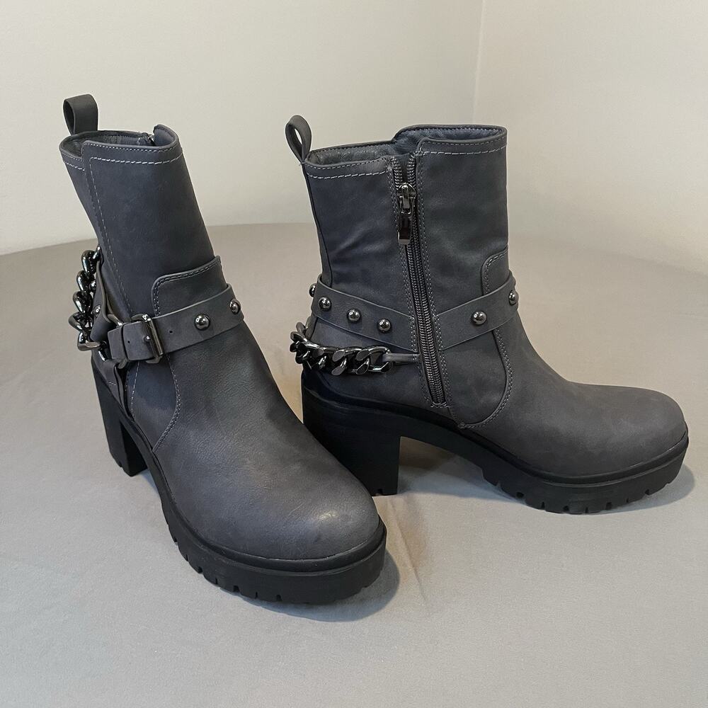 Nine West Womens Quinda Size 7.5M Gray Ankle Boots Buckle Chain Block Heel Motto